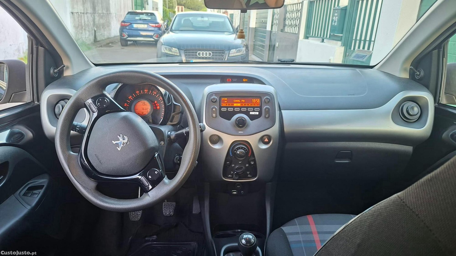 Peugeot 108 Hatchback - 15 foto 2