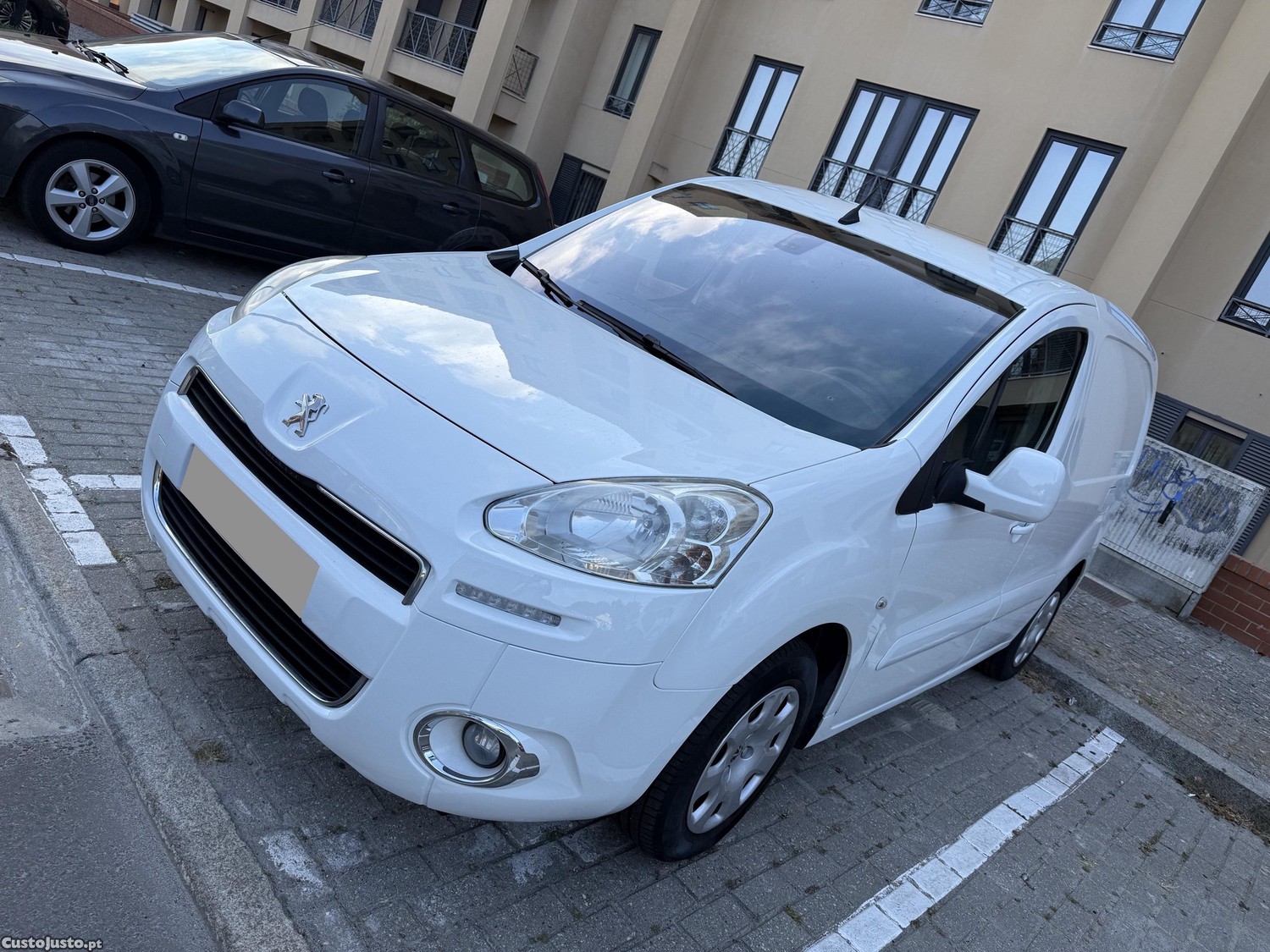 Peugeot Partner 2013 c/ GPS - Full Extras