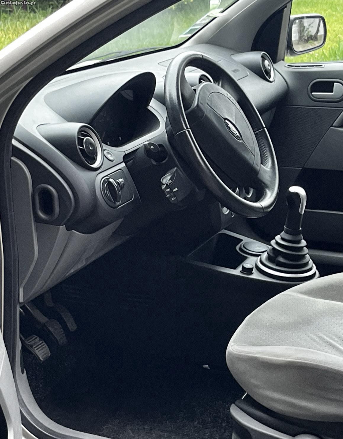 Ford Fiesta 1.2 - 03 foto 2