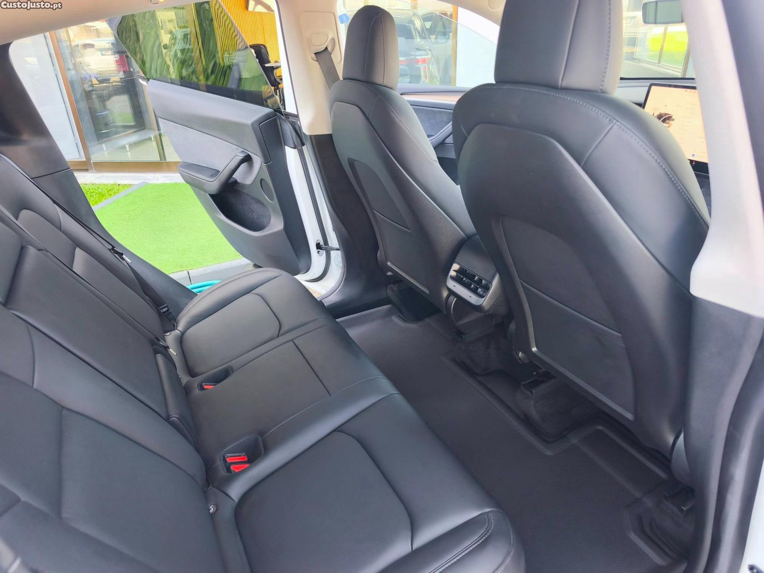 Tesla Model Y Dual Motor Long Range Kit Performance — fotografia 4