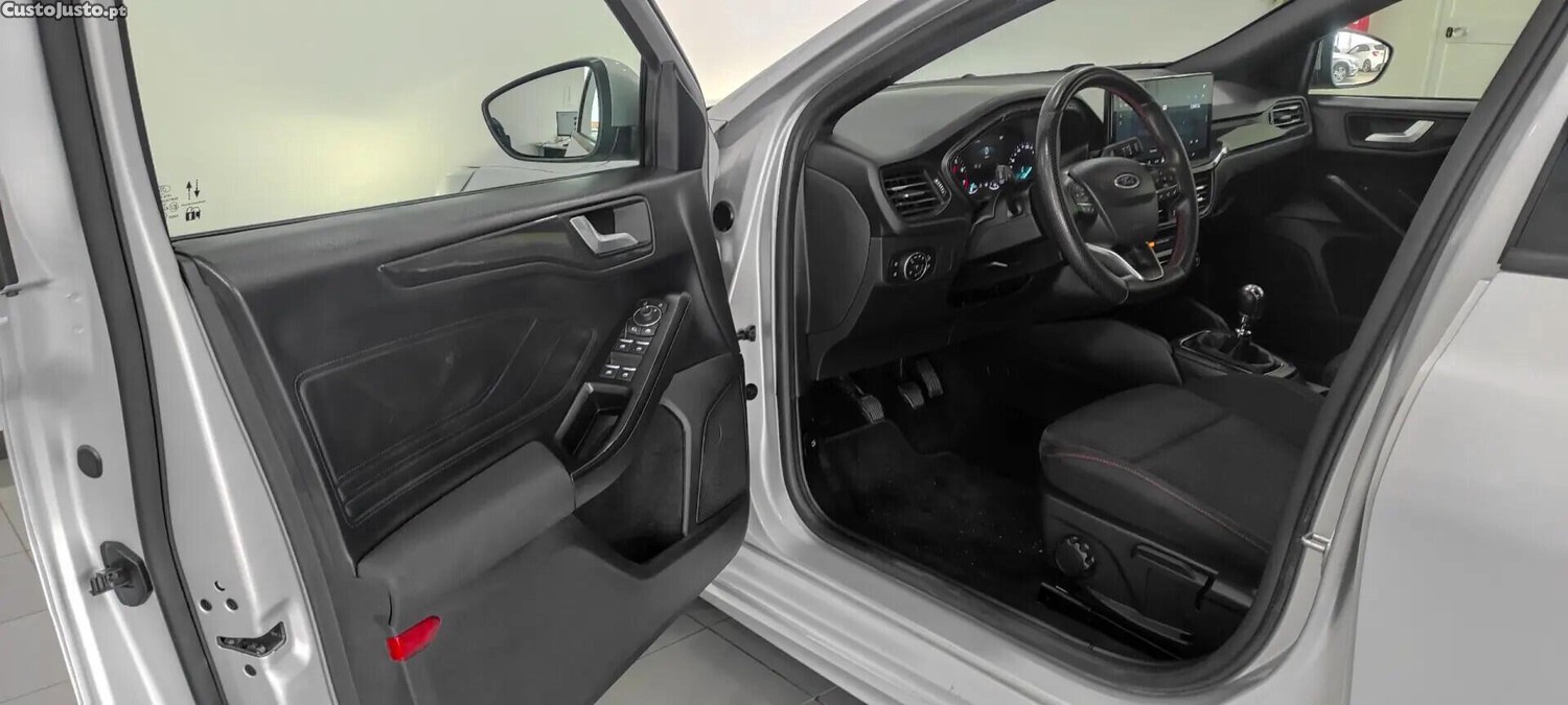 Ford Focus 1.0 EcoBoost MHEV ST-Line — fotografia 17