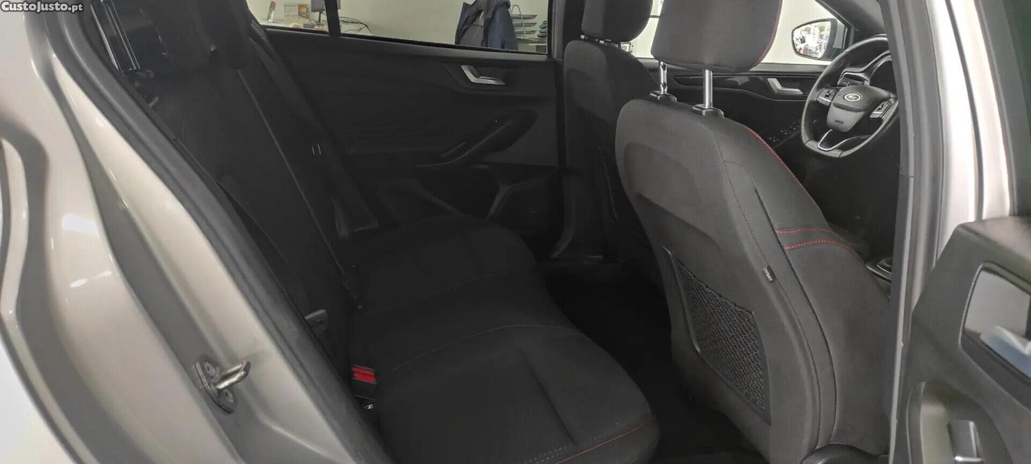 Ford Focus 1.0 EcoBoost MHEV ST-Line — fotografia 12