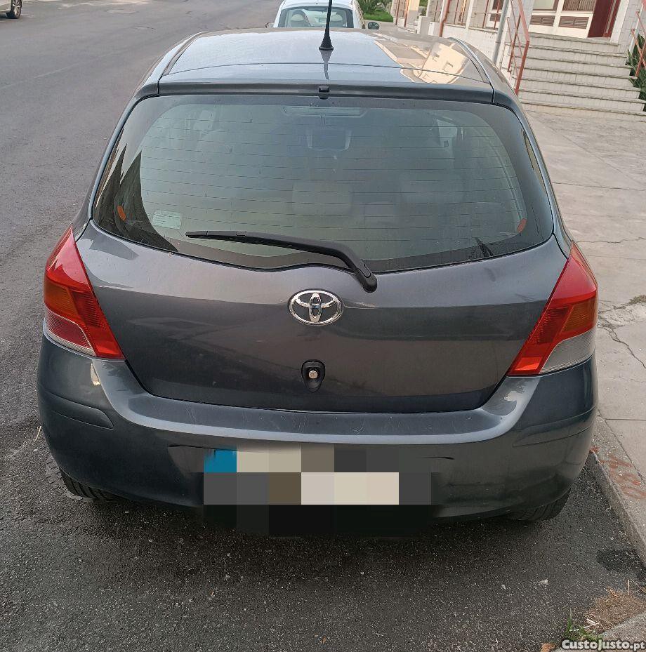 Toyota Yaris 1.3 — photo 2