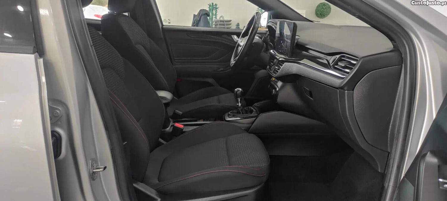 Ford Focus 1.0 EcoBoost MHEV ST-Line — fotografia 10