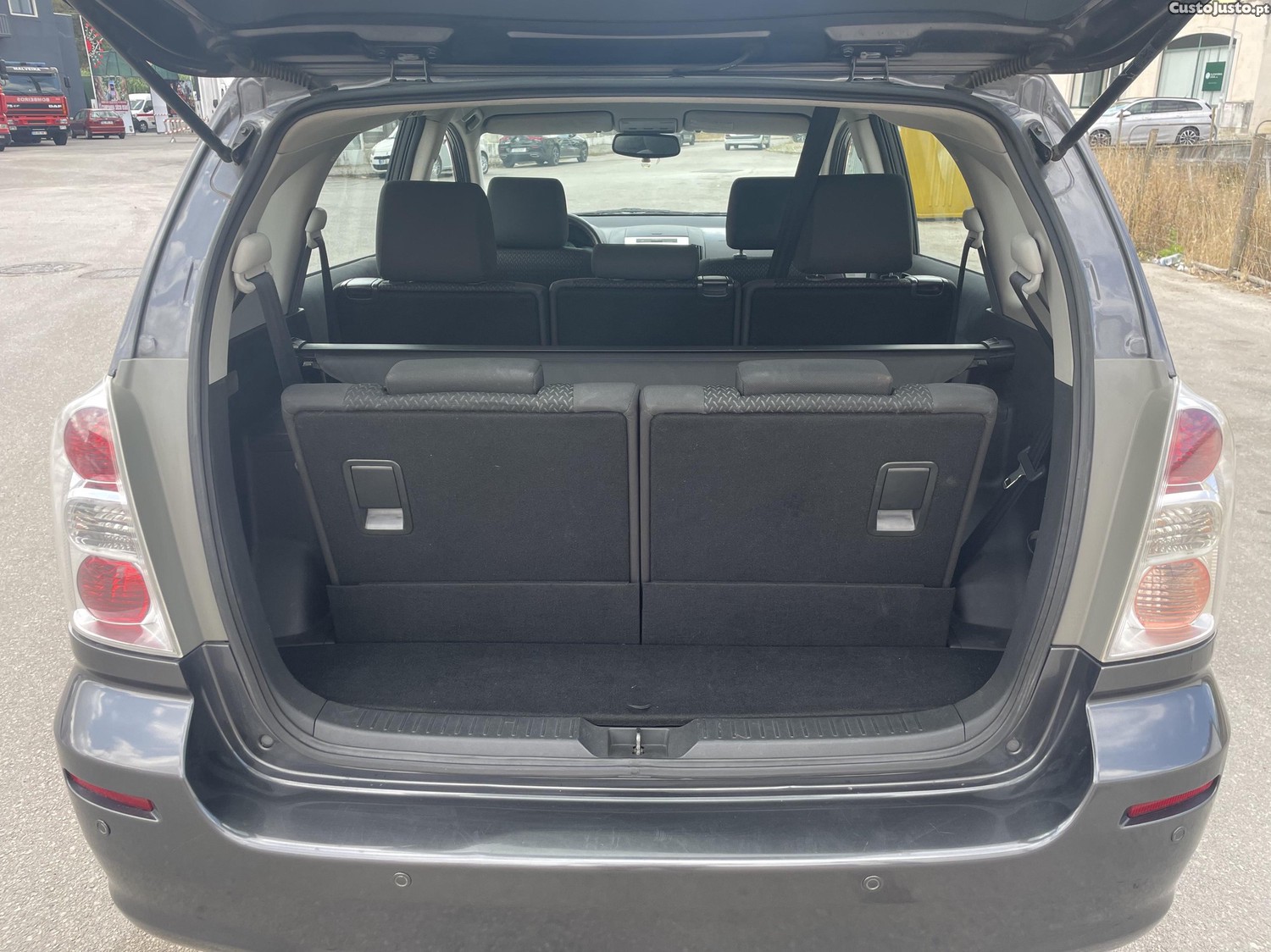 Toyota Corolla Verso 2.2 d4d  - 09 foto 4
