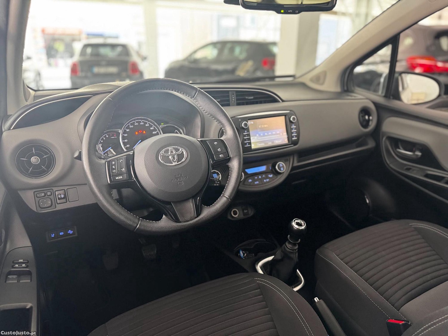Toyota Yaris 1.5 VVT-i Exclusive + Pack Luxury — fotografia 3
