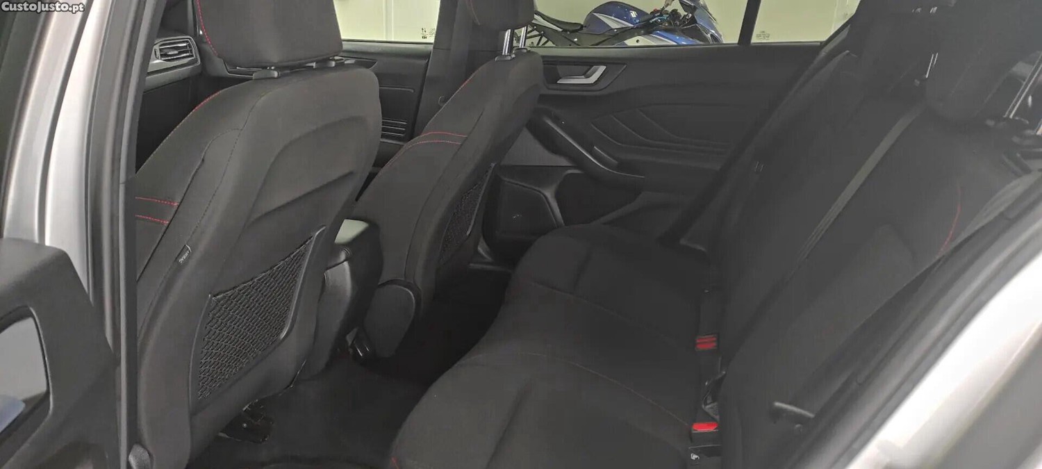 Ford Focus 1.0 EcoBoost MHEV ST-Line — fotografia 26