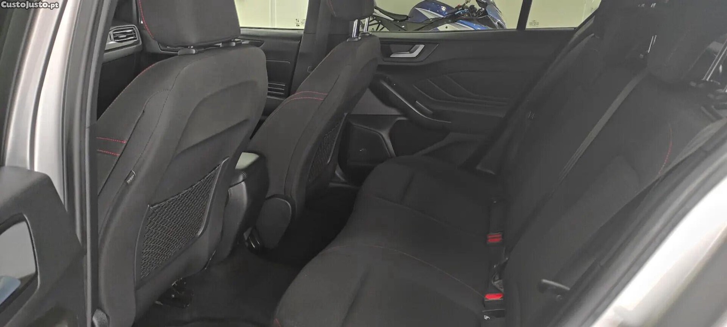 Ford Focus 1.0 EcoBoost MHEV ST-Line — fotografia 14