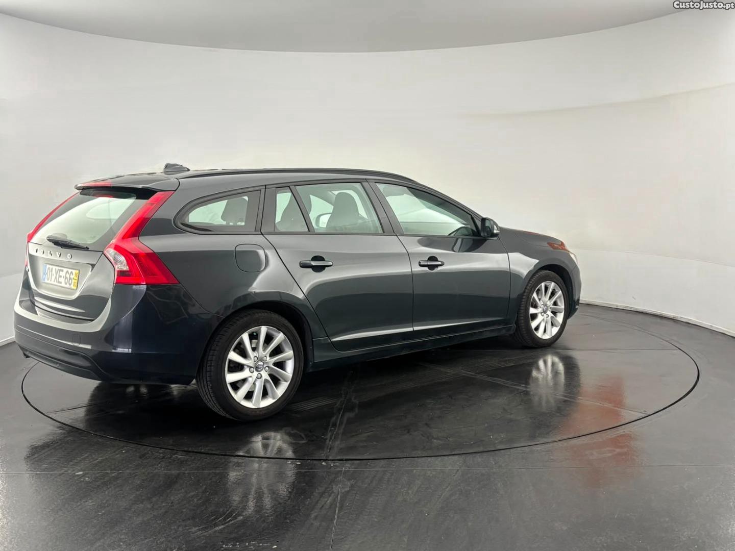Volvo V60 2.0 D2 — photo 2