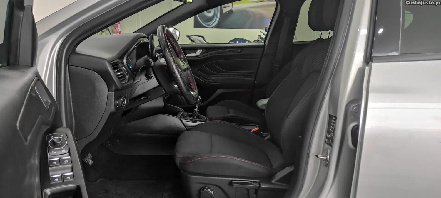 Ford Focus 1.0 EcoBoost MHEV ST-Line — fotografia 16