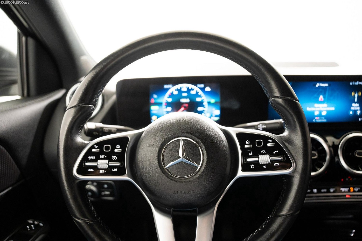 Mercedes-Benz GLA 250 e Progressive — fotografia 14