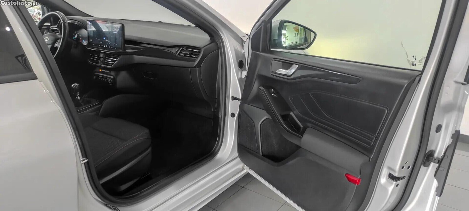 Ford Focus 1.0 EcoBoost MHEV ST-Line — fotografia 11