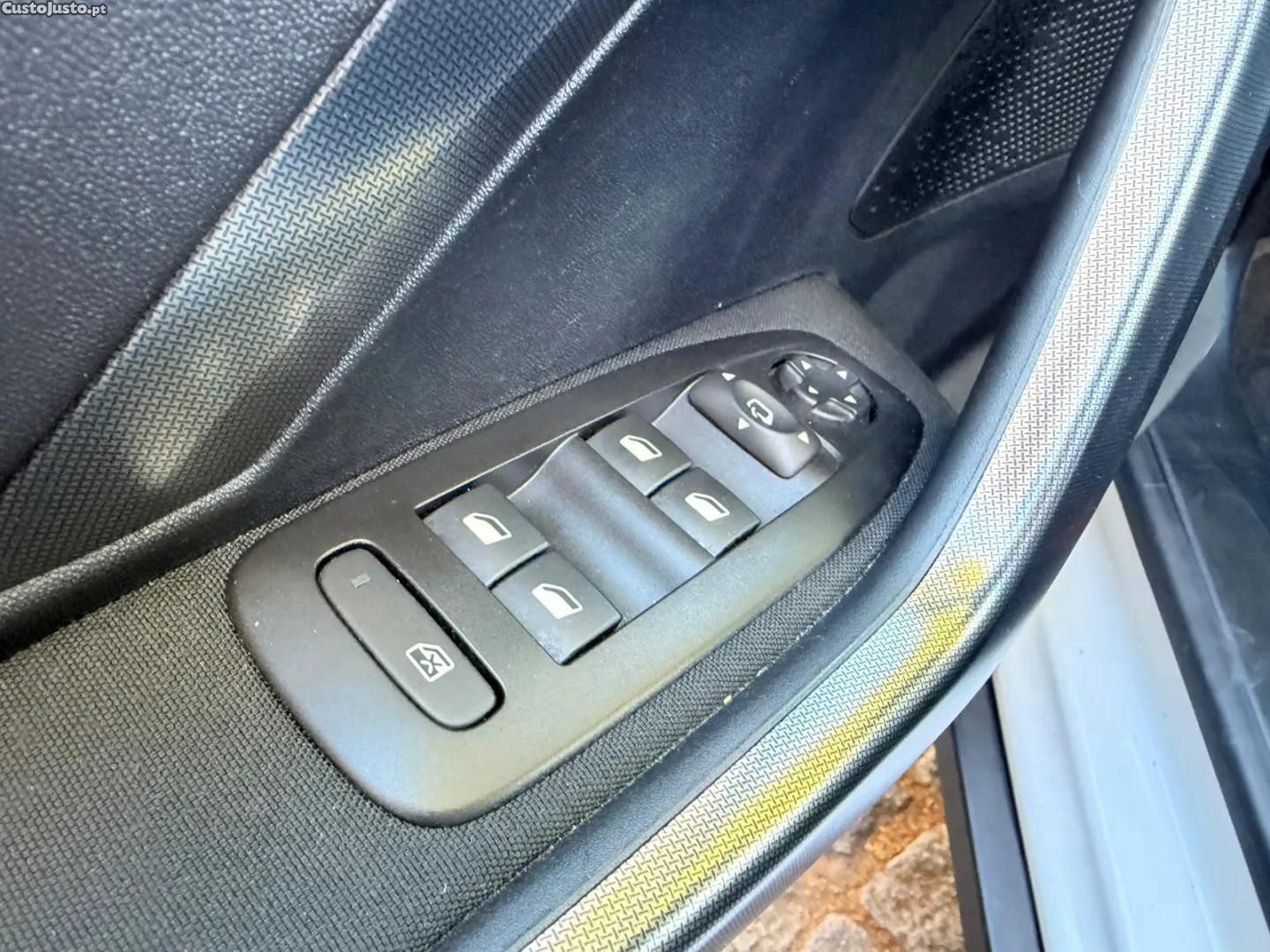 Peugeot 2008 1.2 PureTech Allure — fotografia 3