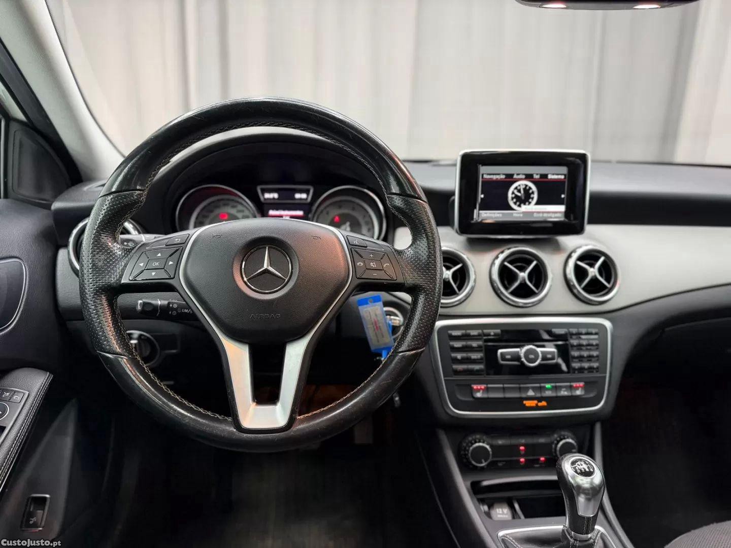 Mercedes-Benz GLA 200 Urban — fotografia 8
