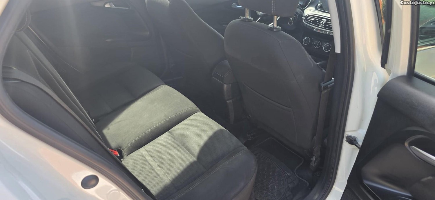 Fiat Tipo 1.3 M-Jet Lounge Tech J17 — fotografia 3