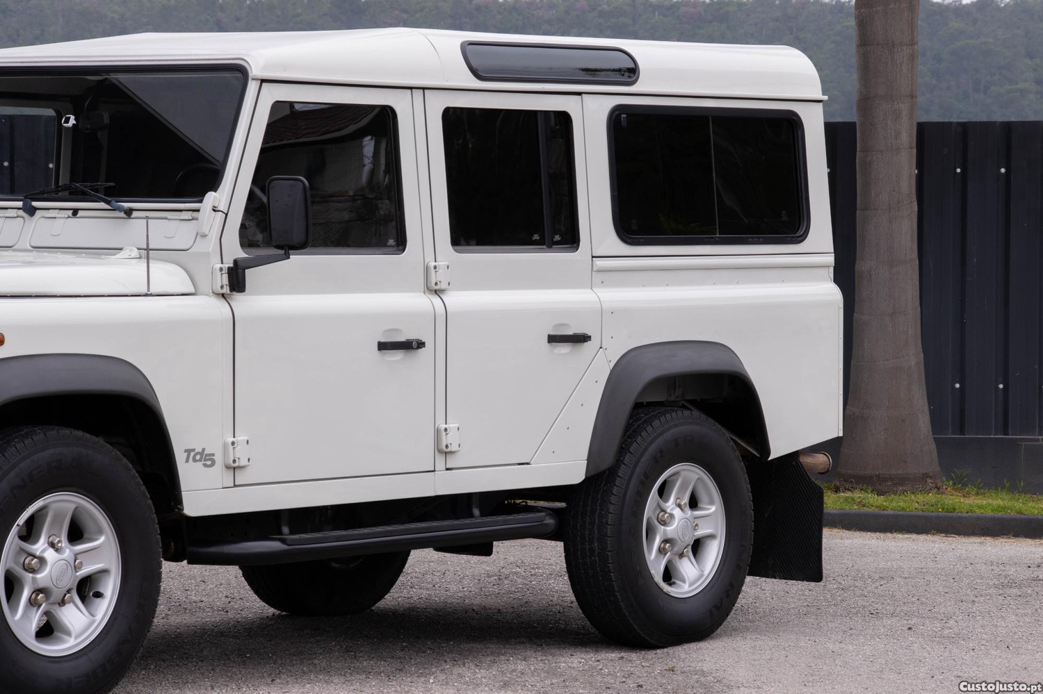 Land Rover Defender 110 SW 2.5 TD5 E - 06 — photo 4