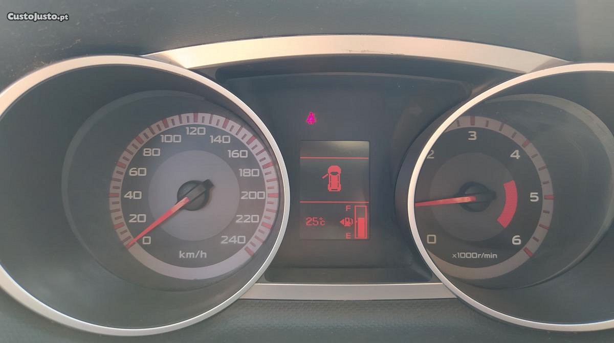 Mitsubishi Outlander 2.0 DI_D INSTYLE 4WD - 08 foto 4