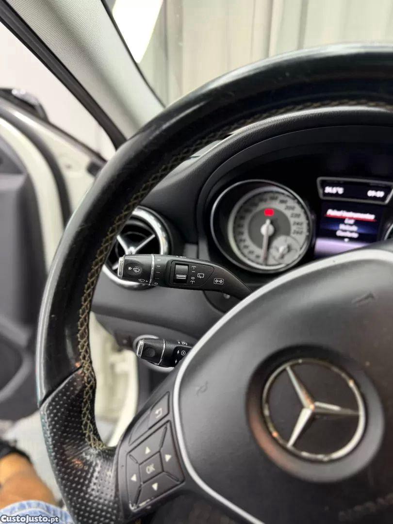 Mercedes-Benz GLA 200 Urban — fotografia 3
