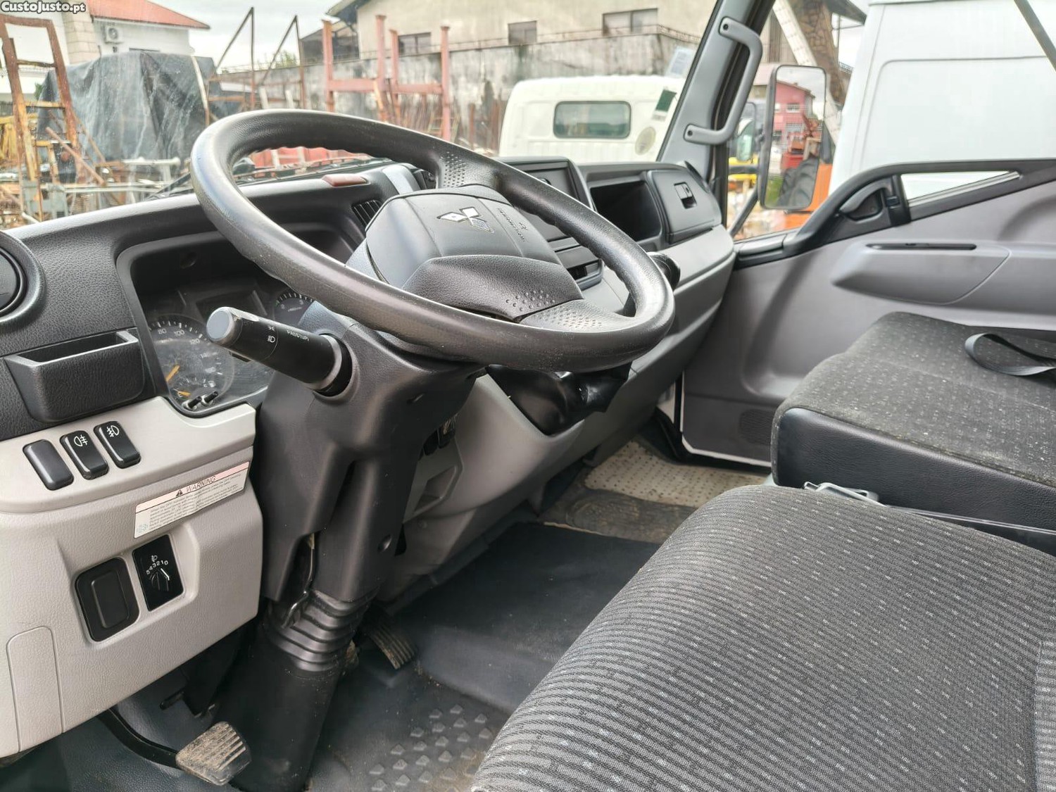Mitsubishi  Fuso com plataforma - 17 foto 4