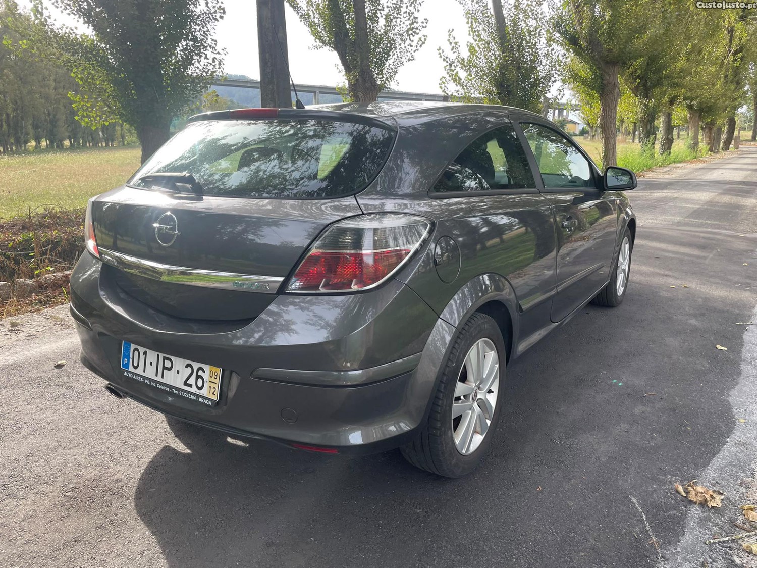 Opel Astra GTC - 09 foto 4