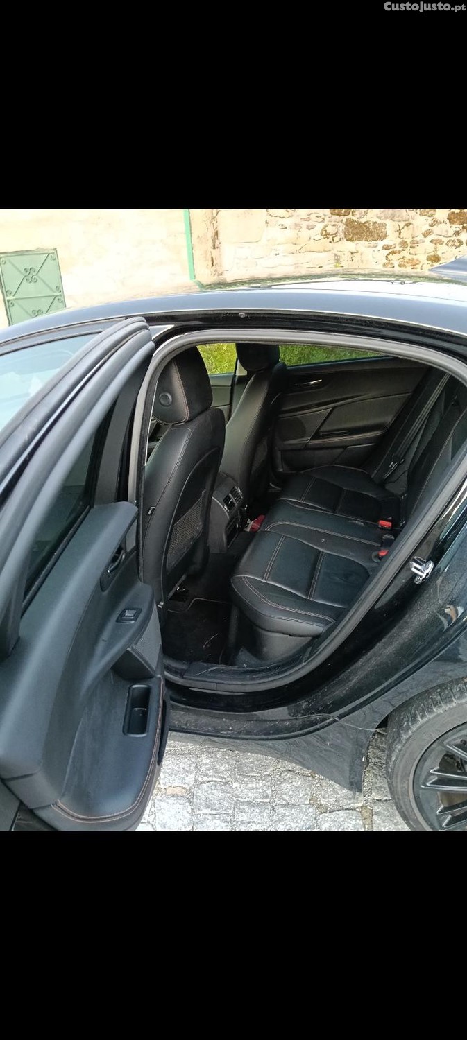 Jaguar XE Xe — fotografia 3