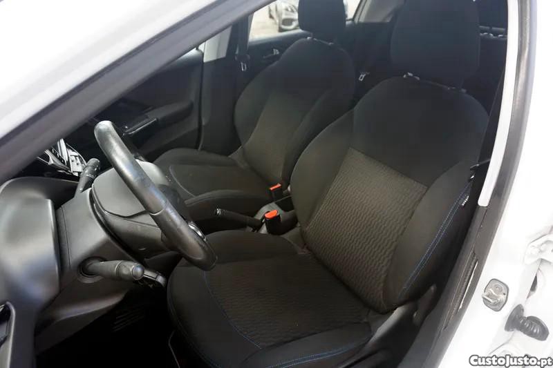 Peugeot 208 1.5 BlueHDi Signatur — fotografia 17