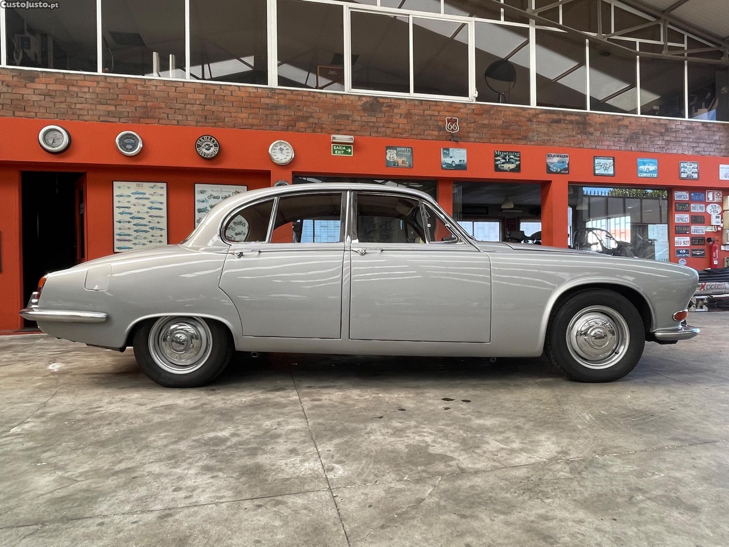 Jaguar MK I 420 sedan — fotografia 3