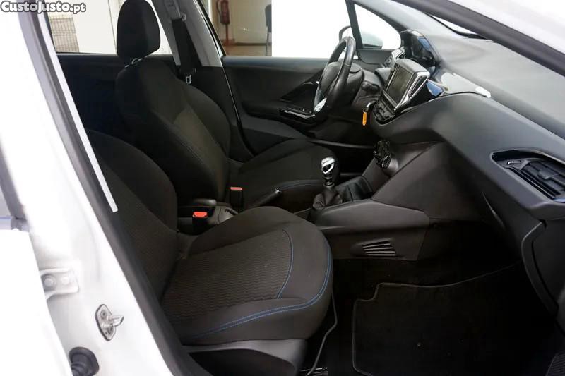 Peugeot 208 1.5 BlueHDi Signatur — fotografia 16