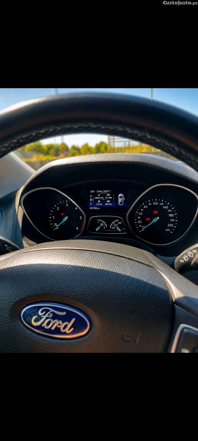 Ford Focus 1.5 trend + — fotografia 2