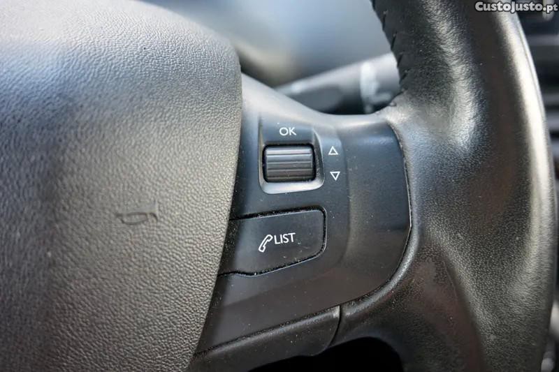 Peugeot 208 1.5 BlueHDi Signatur — fotografia 10