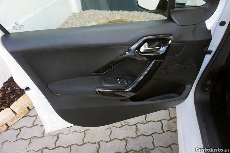 Peugeot 208 1.5 BlueHDi Signatur — fotografia 21