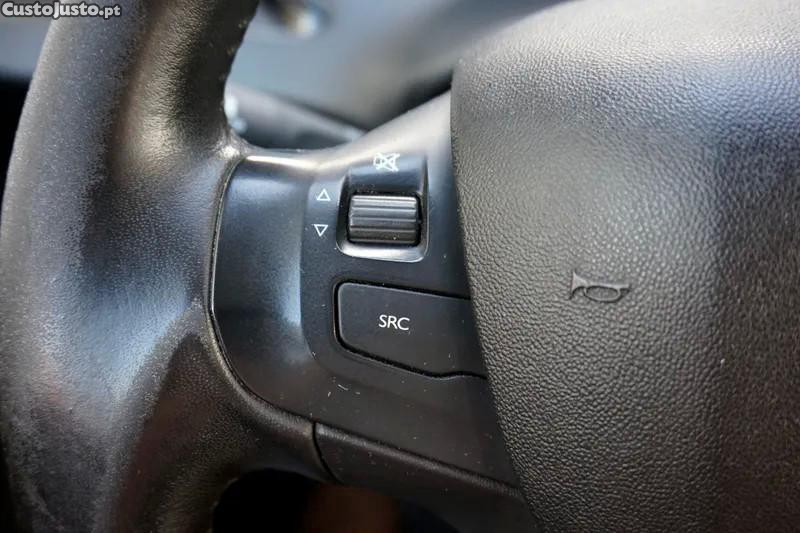 Peugeot 208 1.5 BlueHDi Signatur — fotografia 11