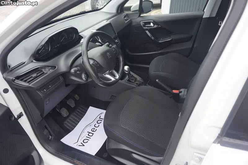 Peugeot 208 1.5 BlueHDi Signatur — fotografia 19