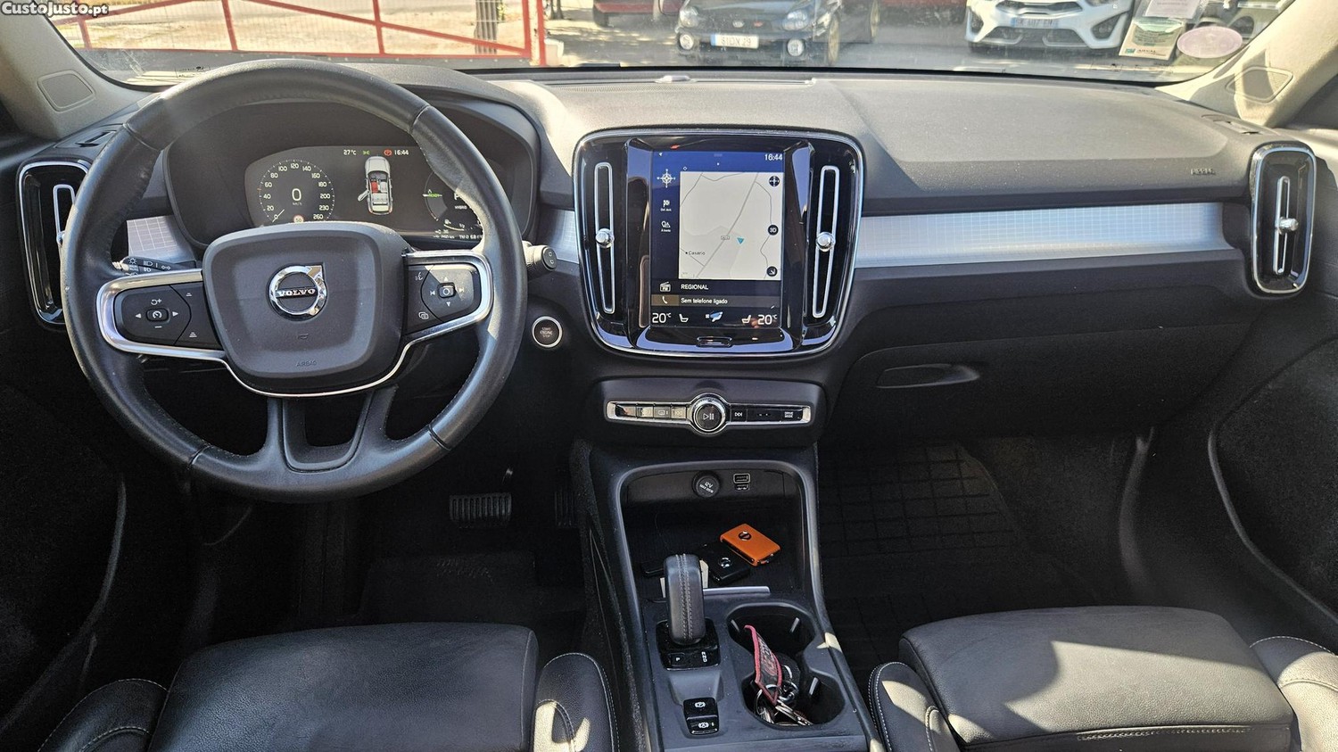 Volvo XC 40 Titaniun — fotografia 4
