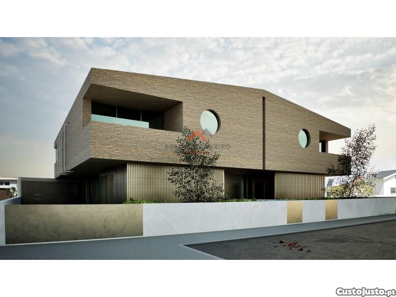 Terreno Com Projeto Aprovado Para 2 Moradias!