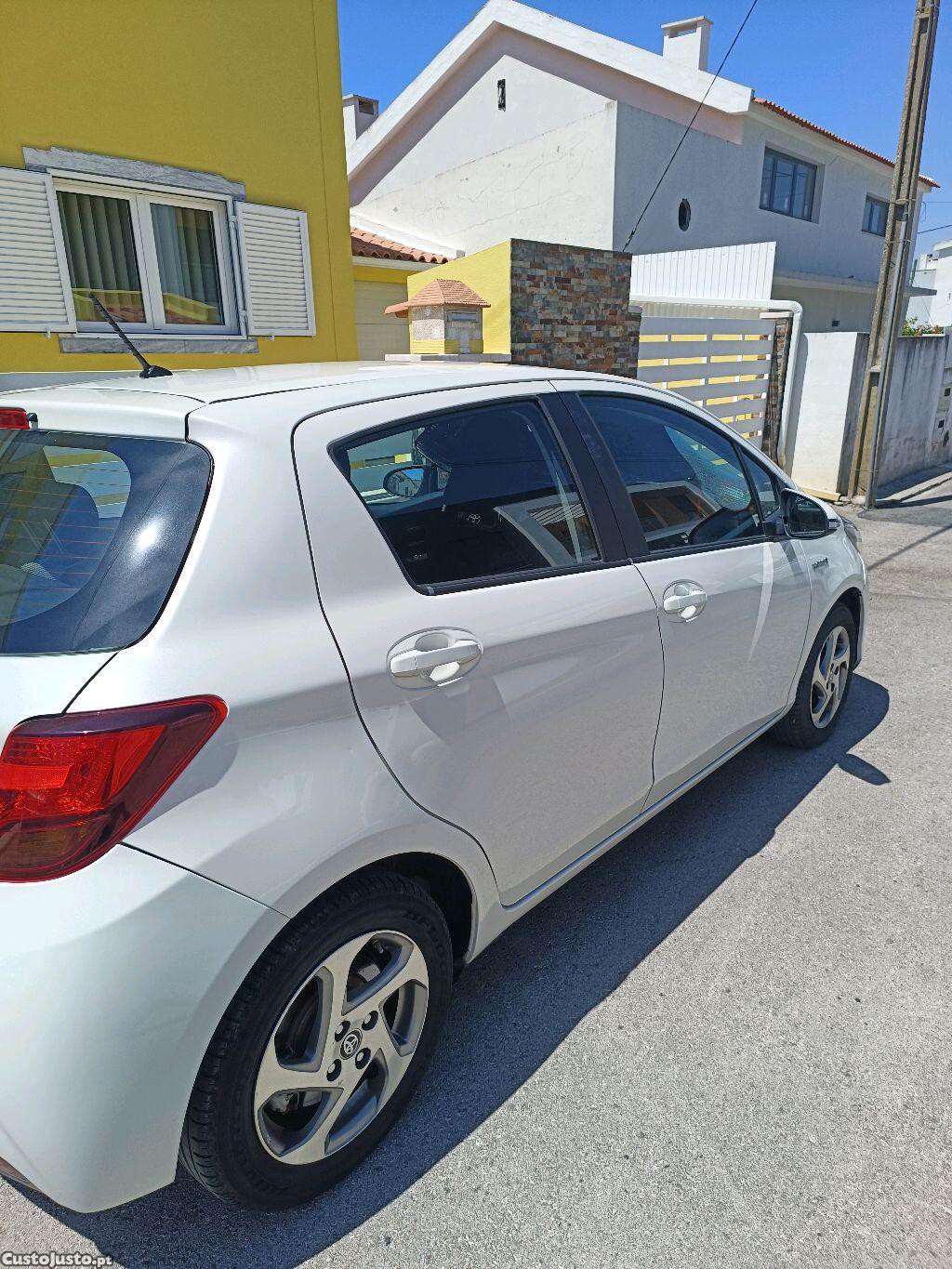 Toyota Yaris hybrid — photo 3