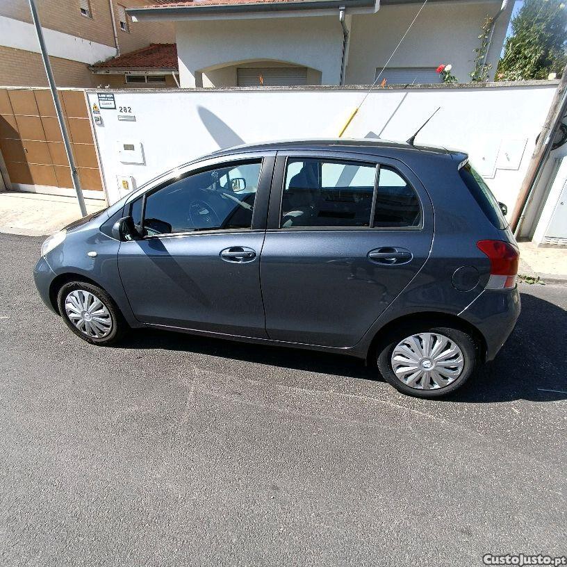 Toyota Yaris 1.3 — photo 3