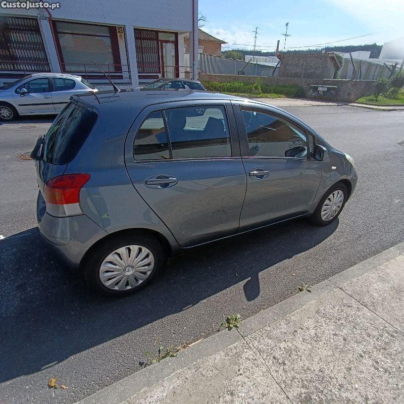 Toyota Yaris 1.3 — photo 4