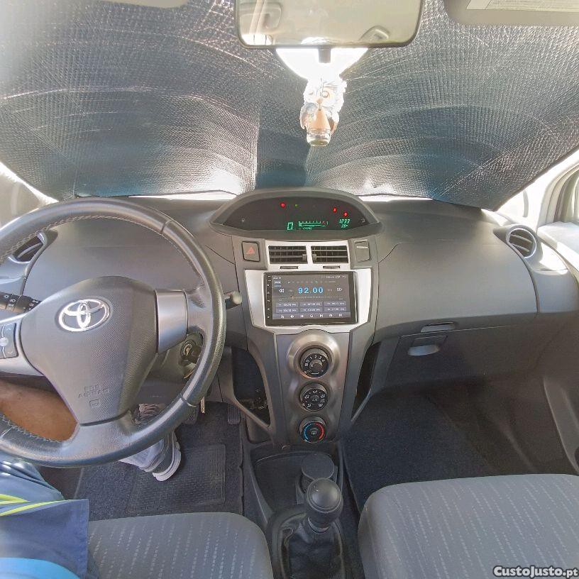 Toyota Yaris 1.3 — photo 5