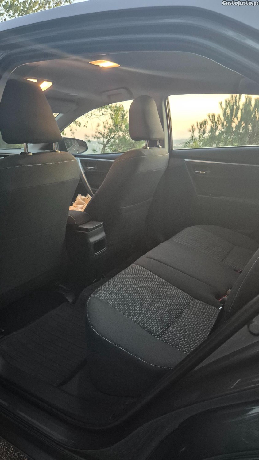 Toyota Corolla Sedan - 15 — photo 4