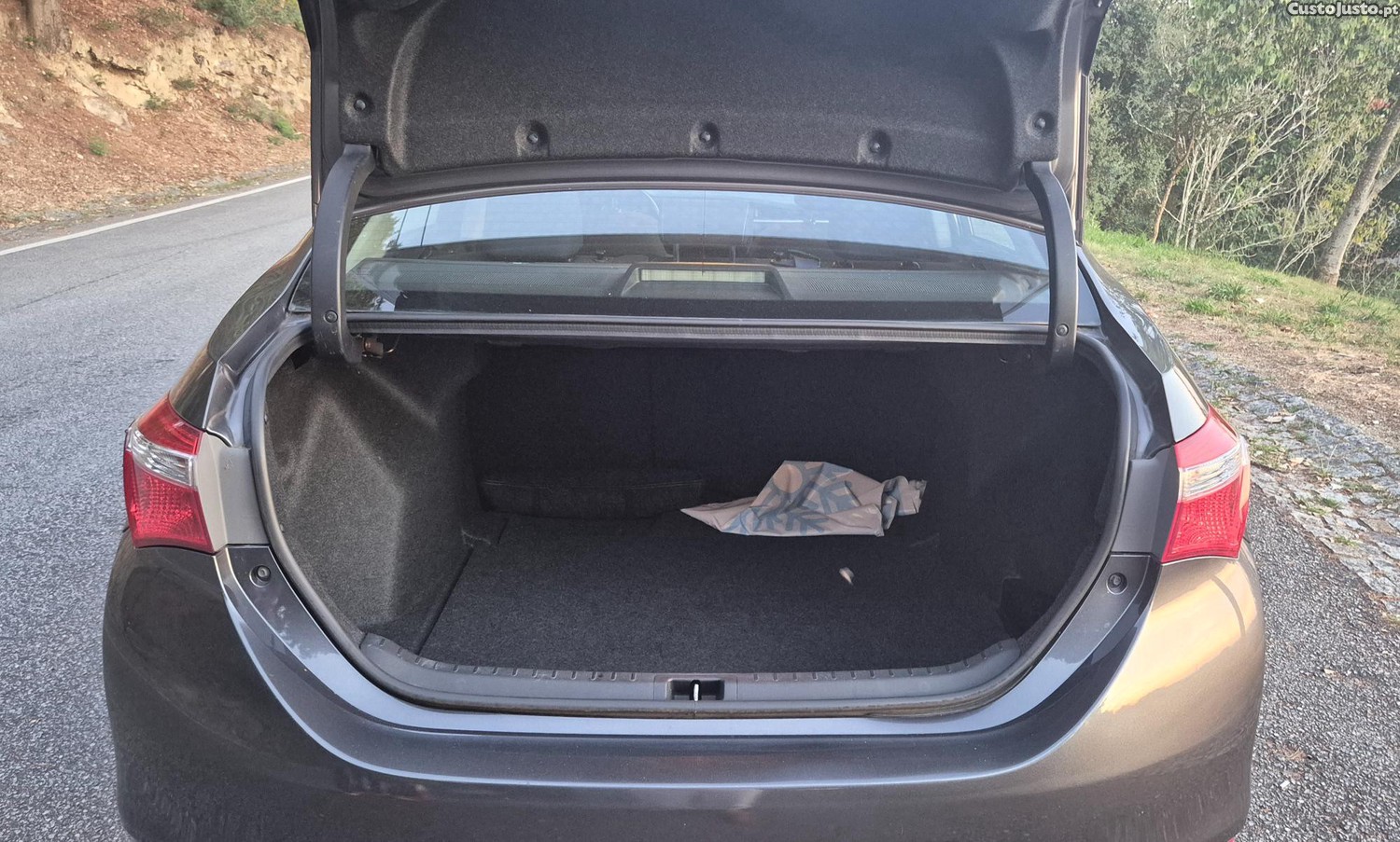 Toyota Corolla Sedan - 15 — photo 5
