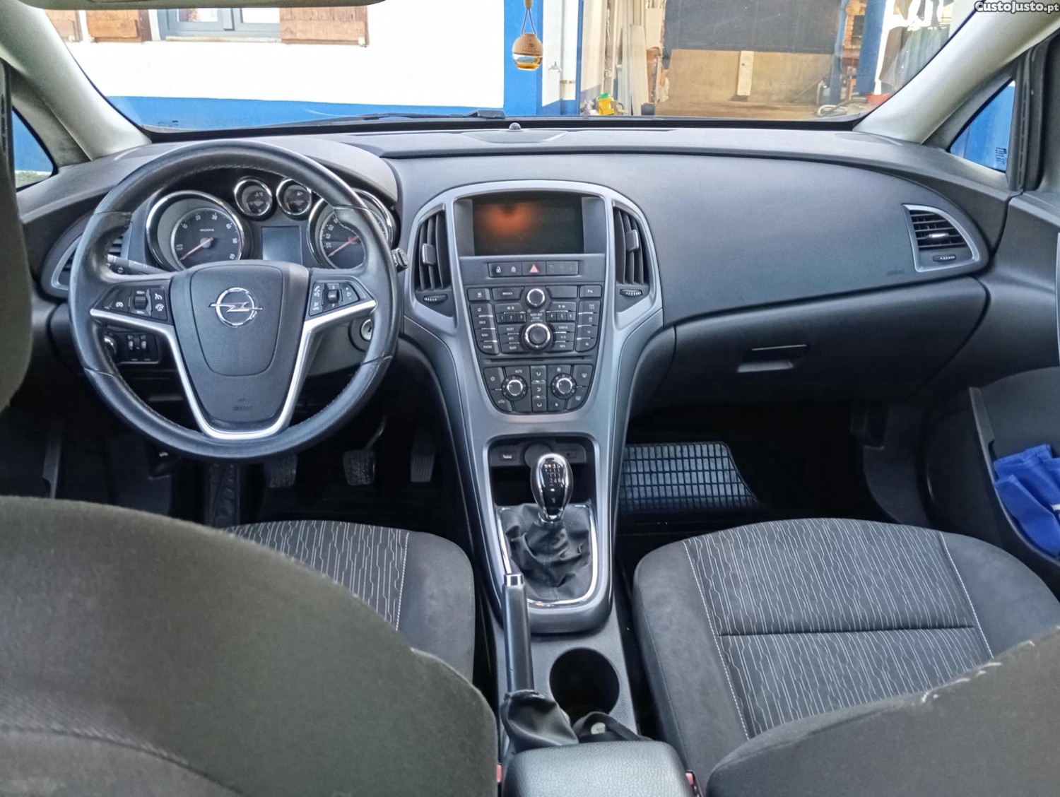Opel Astra Sports Tourer — photo 5