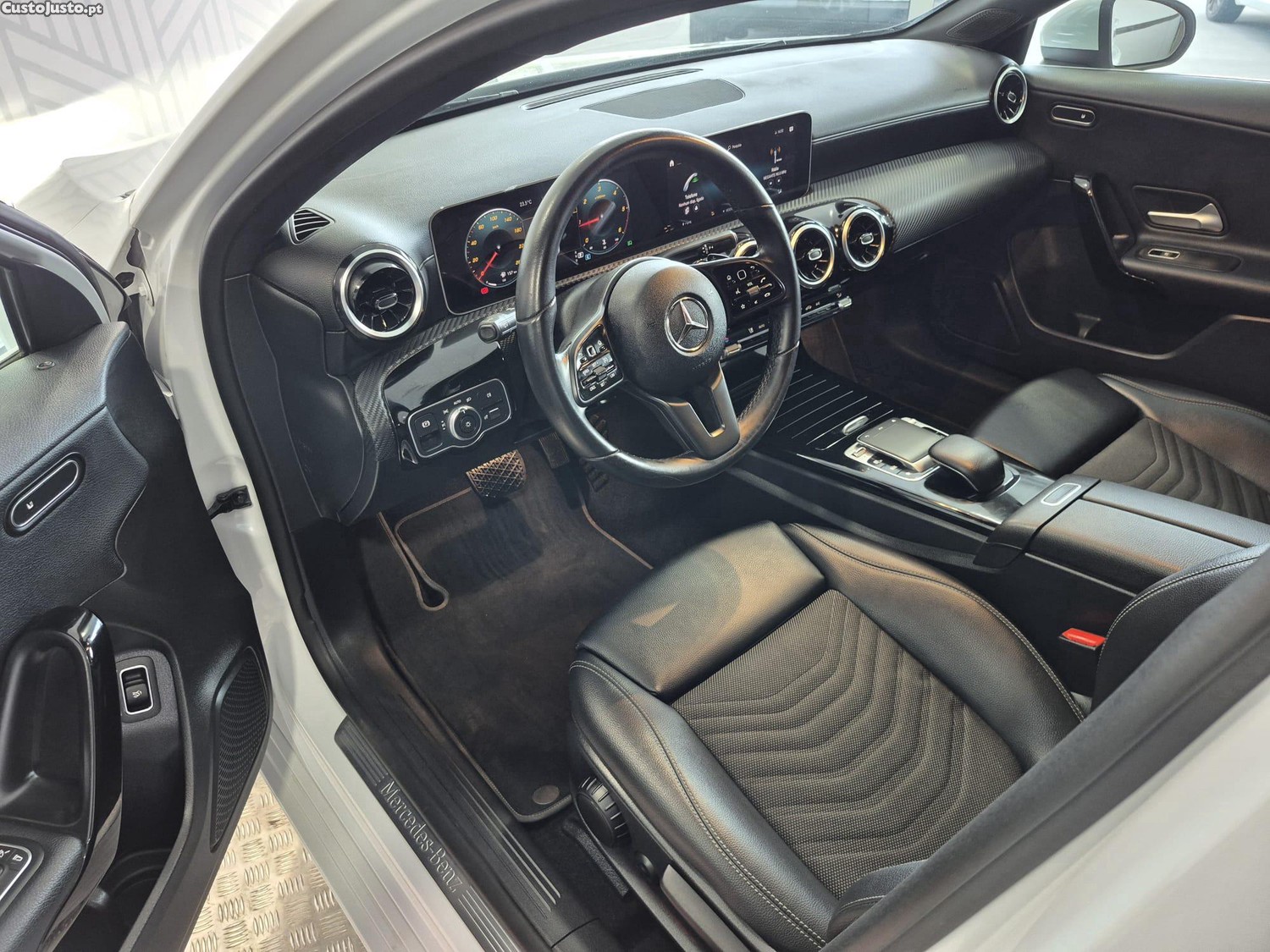 Mercedes-Benz A 180 D Limousine Business Solutions Auto — fotografia 4