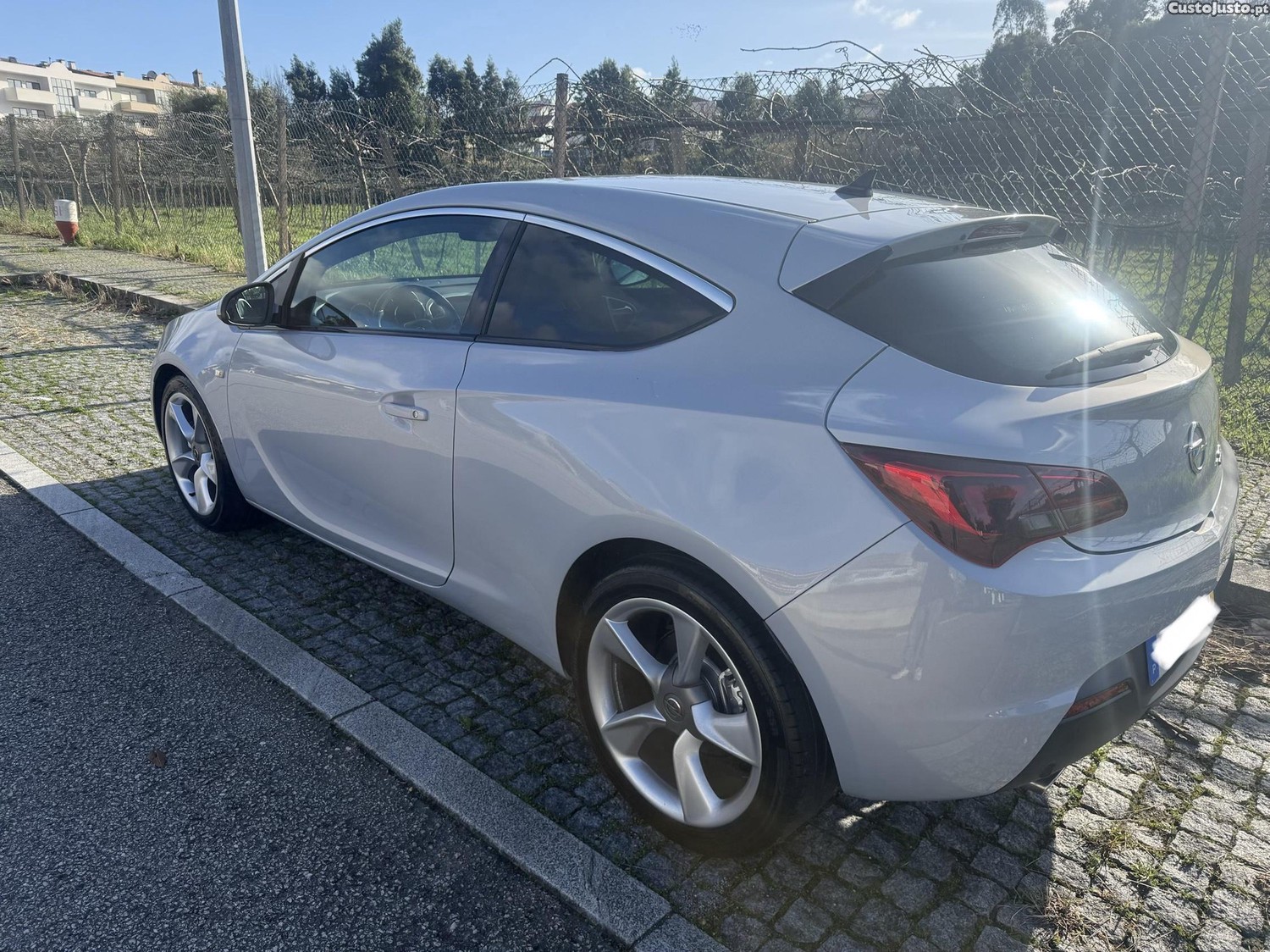 Opel Astra 2.0 GTC - 11 foto 4
