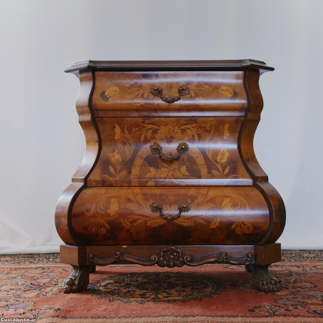 Meia cómoda com decoração em marchetaria