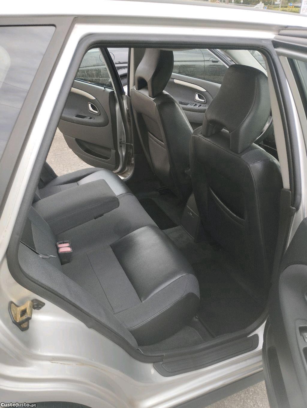 Volvo V40 1.6i (192.000 Kms/Ano 2003) — fotografia 2