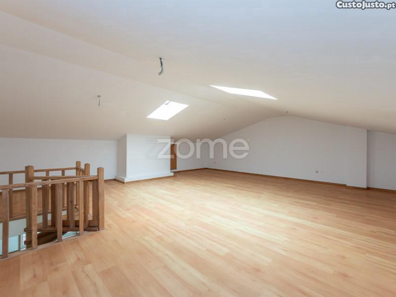 Apartamento T3 Com Sótão E Logradouro Em São...