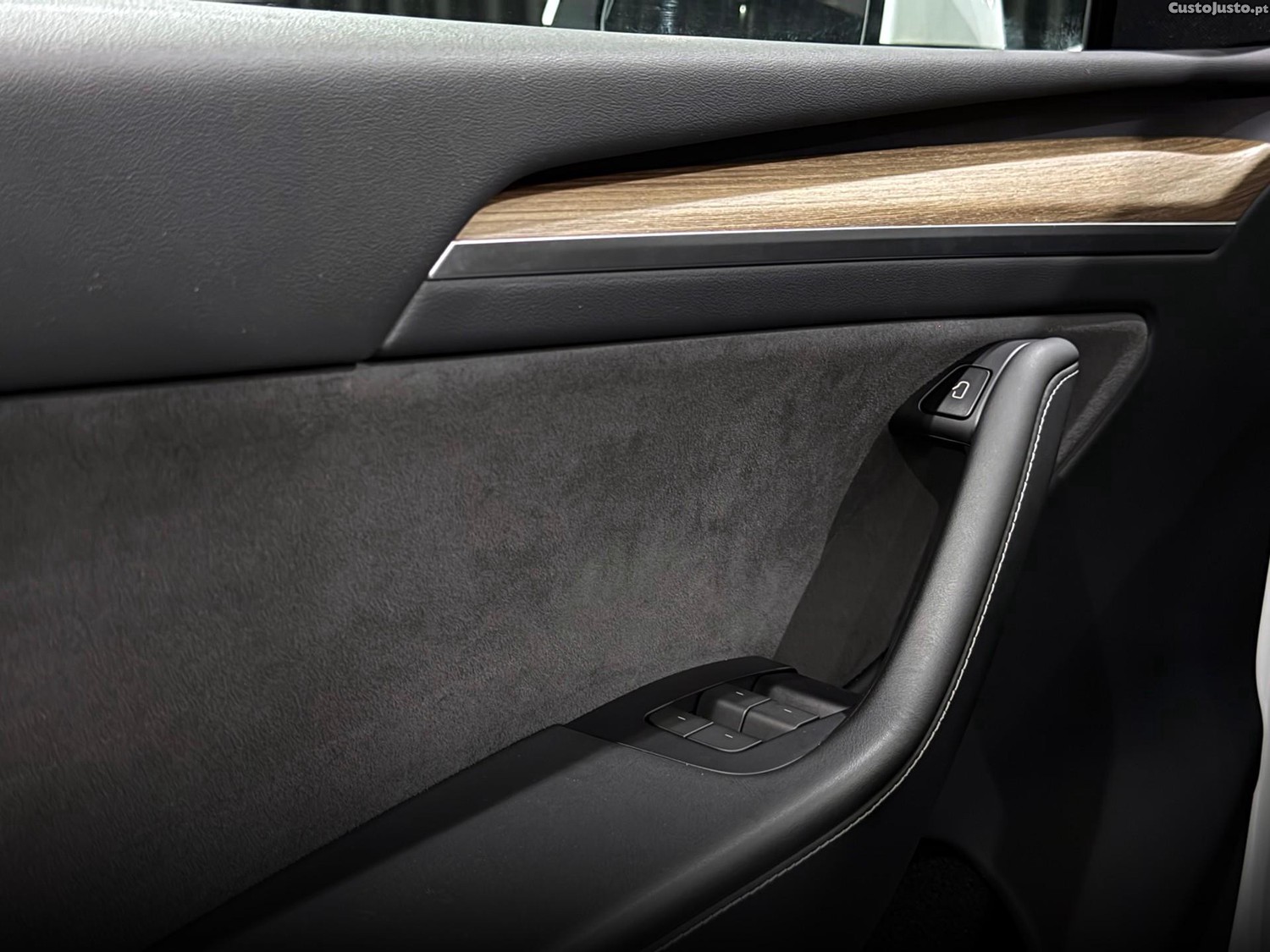 Tesla Model Y Long Range Dual Motor AWD — fotografia 11