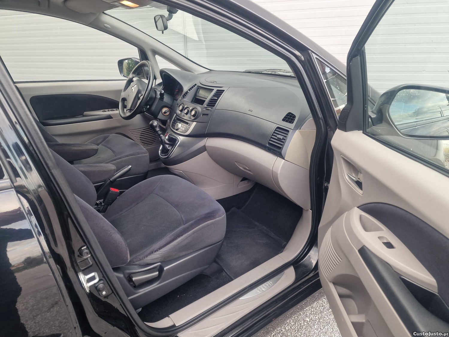 Mitsubishi Grandis 2.0 DI-D Instyle 7 lugares — fotografia 4