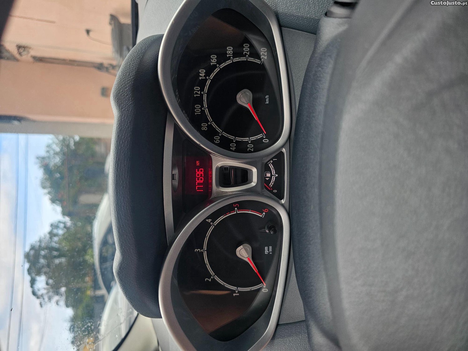 Ford Fiesta Hatchback - 10 foto 2